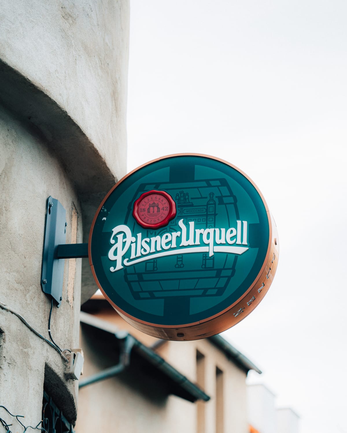 Vývěsní štít Pilsner Urquell na fasádě pivnice