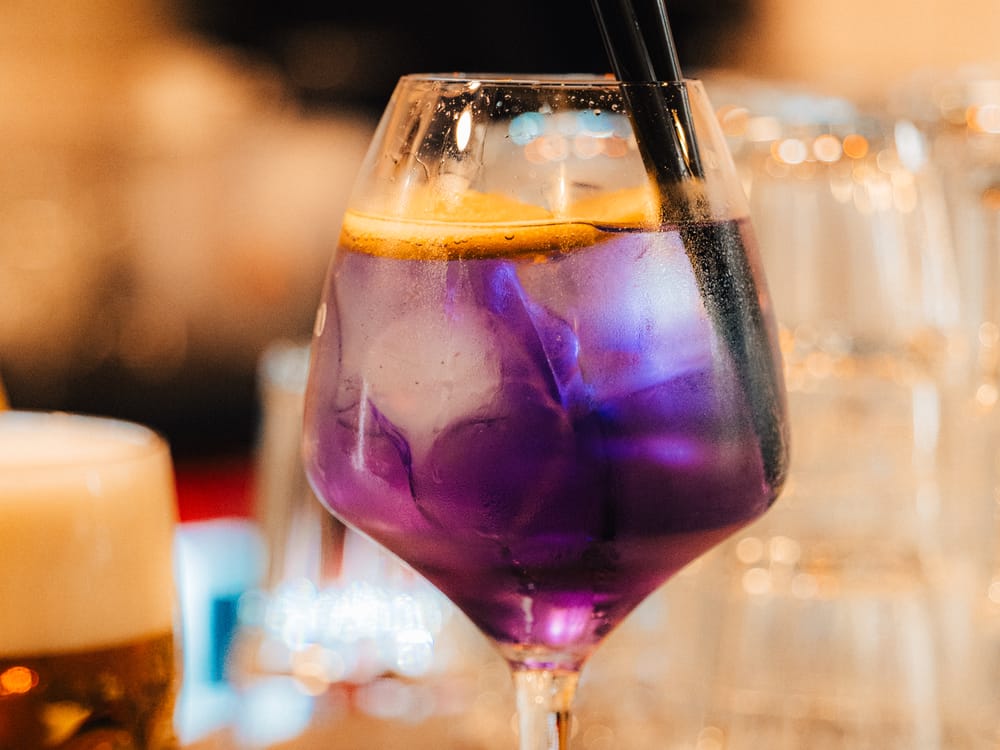 Míchaný drink na baru